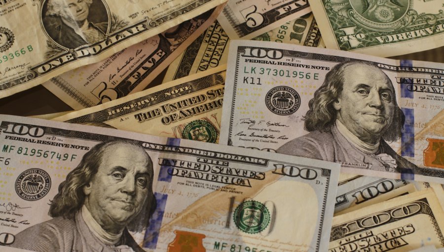 Precio del dólar volvió a operar al alza y alcanzó los $971 este viernes