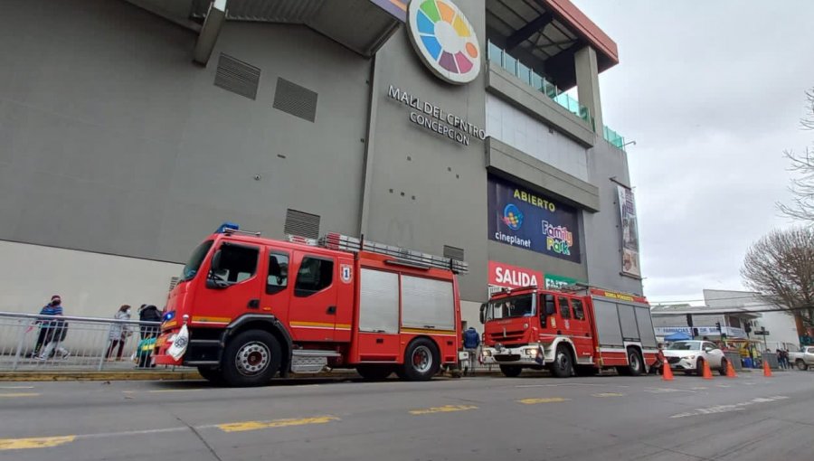 Joven de 19 años cayó desde el quinto piso de mall de Concepción: fue trasladado en estado grave al Hospital Regional