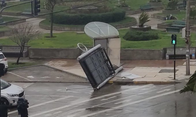 Temporal en Viña del Mar dejó en el suelo estructura publicitaria con pantalla led incluída