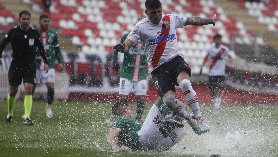 Curicó Unido bajo la lluvia consigue sólido triunfo ante Cobresal que no lograron alcanzar la punta