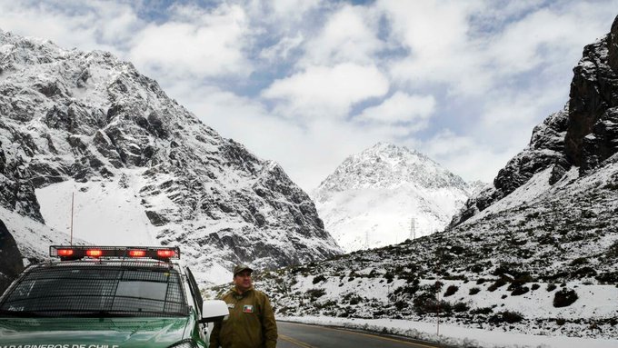 Varios autos, tres buses con pasajeros en su interior y al menos 250 camiones atrapados a menos de 6 grados bajo cero en plena Cordillera de Los Andes