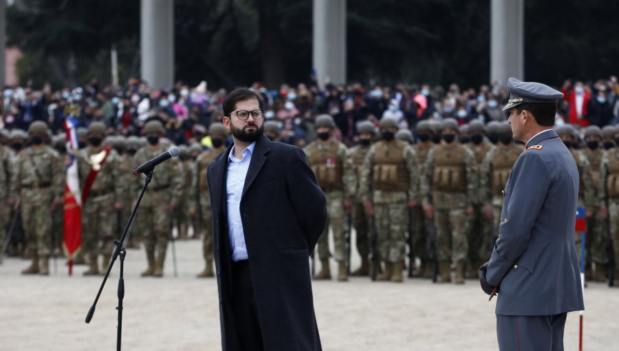 Himno Nacional salvó a Presidente Boric de las pifias del público en acto de Juramento a la Bandera