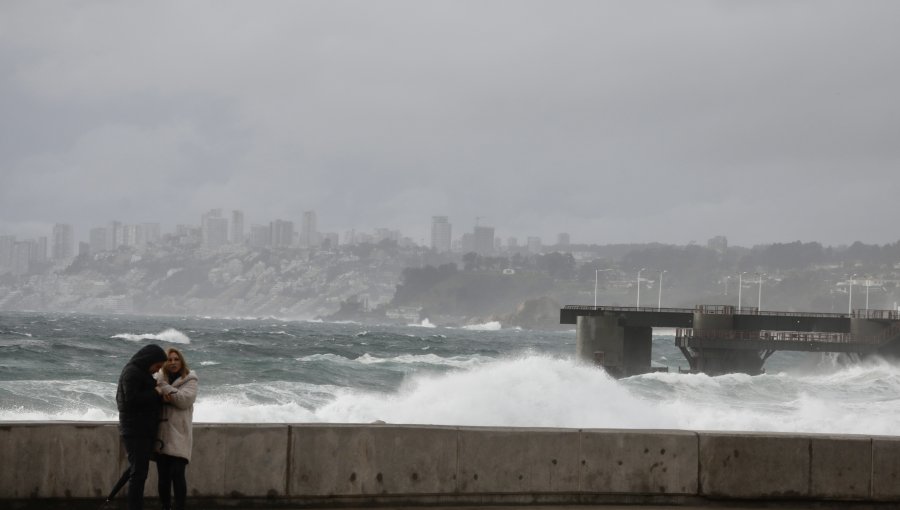 Olas de más de 4 metros de altura se registran en la avenida Perú en Viña del Mar y en toda la bahía de Valparaíso
