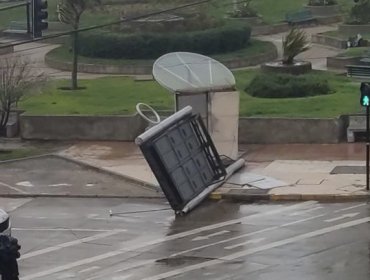 Temporal en Viña del Mar dejó en el suelo estructura publicitaria con pantalla led incluída