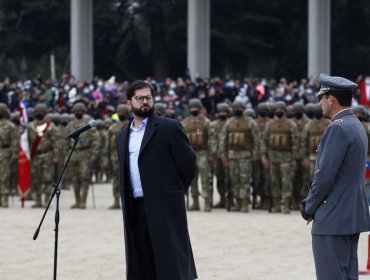 Himno Nacional salvó a Presidente Boric de las pifias del público en acto de Juramento a la Bandera