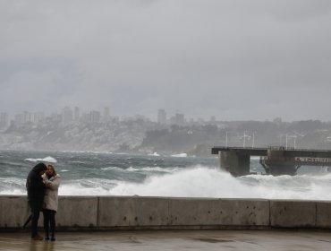 Olas de más de 4 metros de altura se registran en la avenida Perú en Viña del Mar y en toda la bahía de Valparaíso