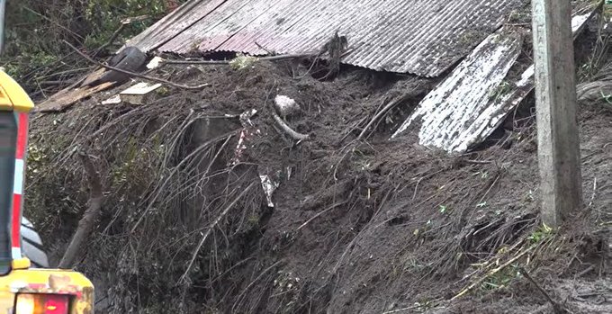 Puerto Montt: 63 familias son evacuadas en sector de la ladera de Pelluco por peligro de derrumbe