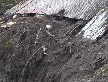 Puerto Montt: 63 familias son evacuadas en sector de la ladera de Pelluco por peligro de derrumbe