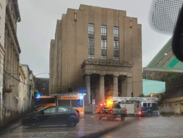 Derrumbe en Valparaíso deja al menos a 8 personas encerradas a metros de la Plaza Sotomayor