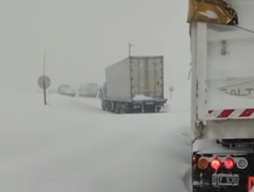 Siguen camioneros varados en plena cordillera: Impresionante vídeo muestra situación que se vive en lado argentino de la frontera