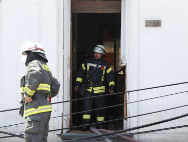 Incendio frente a Mall de Concepción obligó a evacuación de antiguo edificio
