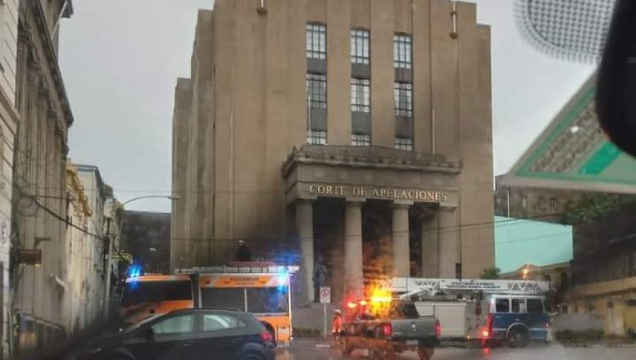 Derrumbe en Valparaíso deja al menos a 8 personas encerradas a metros de la Plaza Sotomayor