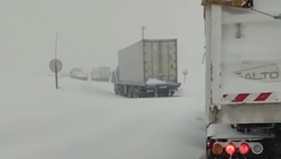 Siguen camioneros varados en plena cordillera: Impresionante vídeo muestra situación que se vive en lado argentino de la frontera