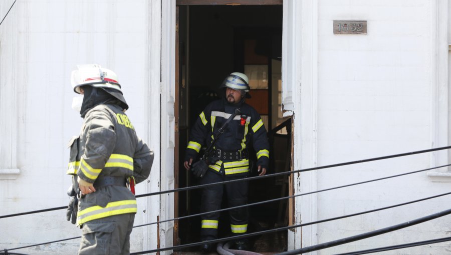 Incendio frente a Mall de Concepción obligó a evacuación de antiguo edificio