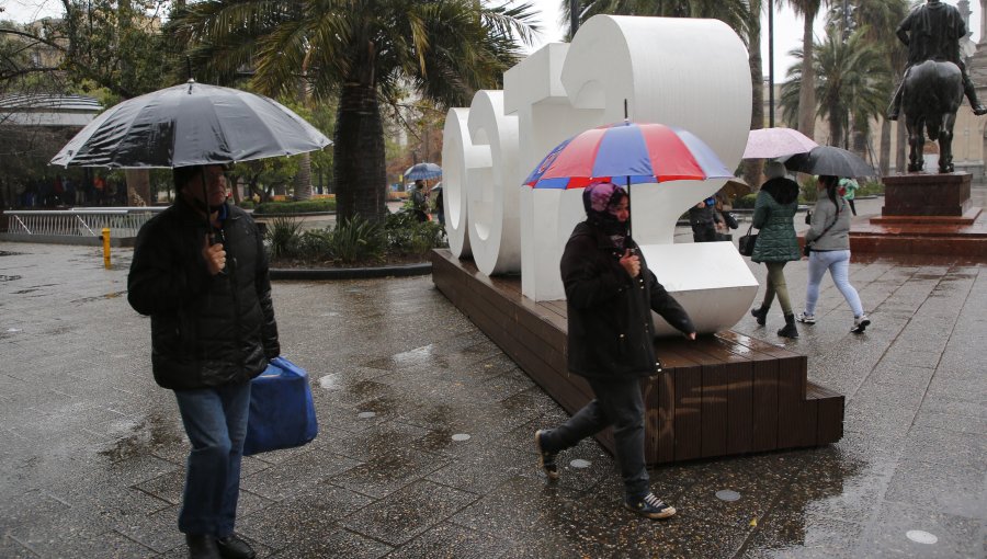 Casi 10 mil personas siguen sin luz en la Región Metropolitana tras paso de sistema frontal