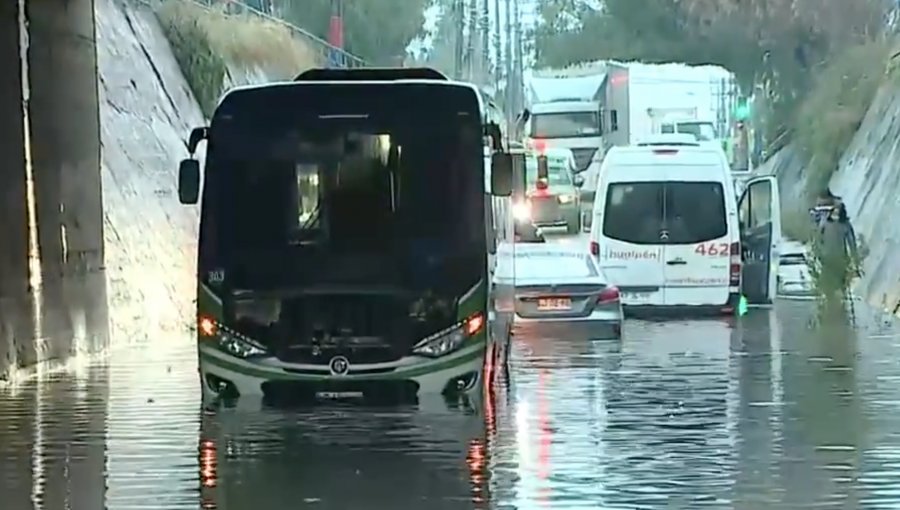 Tres vehículos quedaron atrapados en un paso bajo nivel inundado por las precipitaciones en Lo Espejo