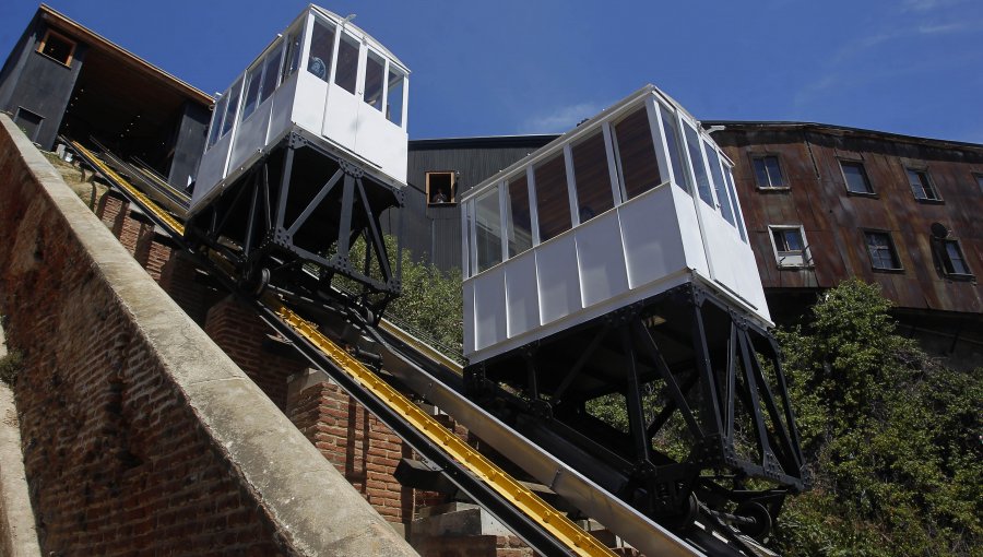 Administración Sharp recibe el traspaso de 10 ascensores estatales para hacerse cargo de su operación y mantención en Valparaíso