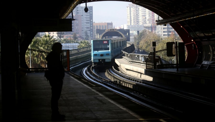 Fogata afuera de estación del Metro de Santiago obligó a cerrar sus puertas en San Joaquín