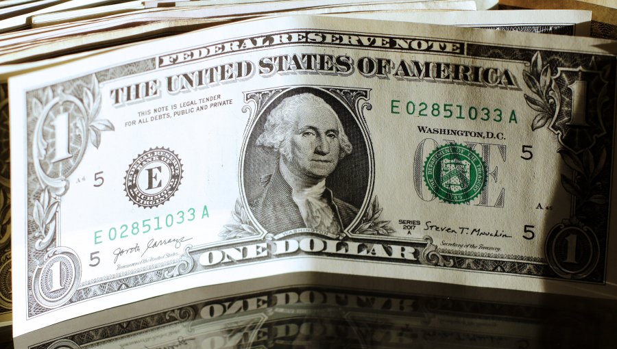 Dólar abre la jornada cambiaria con histórica alza y sobrepasa los 1.010 pesos