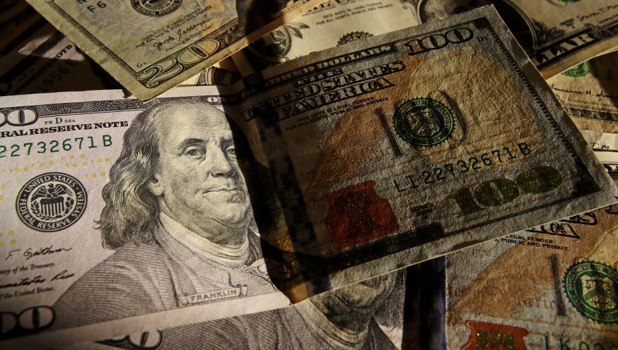Dólar alcanza nuevo máximo histórico: llegó a los $1.033 al iniciar la jornada de este miércoles