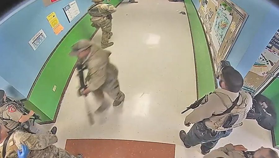 La indignación de las familias por el video que muestra la inacción de la policía durante el tiroteo en la escuela de Texas