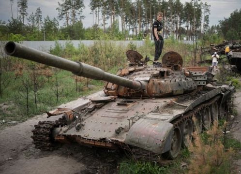 Por qué la guerra en Ucrania ha puesto en duda el futuro de los tanques en el campo de batalla