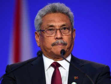 El presidente de Sri Lanka huye del país en un jet militar en medio de masivas protestas