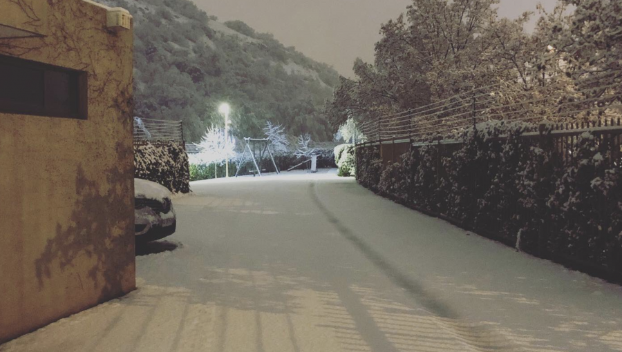 Comunas de la región Metropolitana amanecieron con nieve: se espera que el fenómeno se repita durante el día