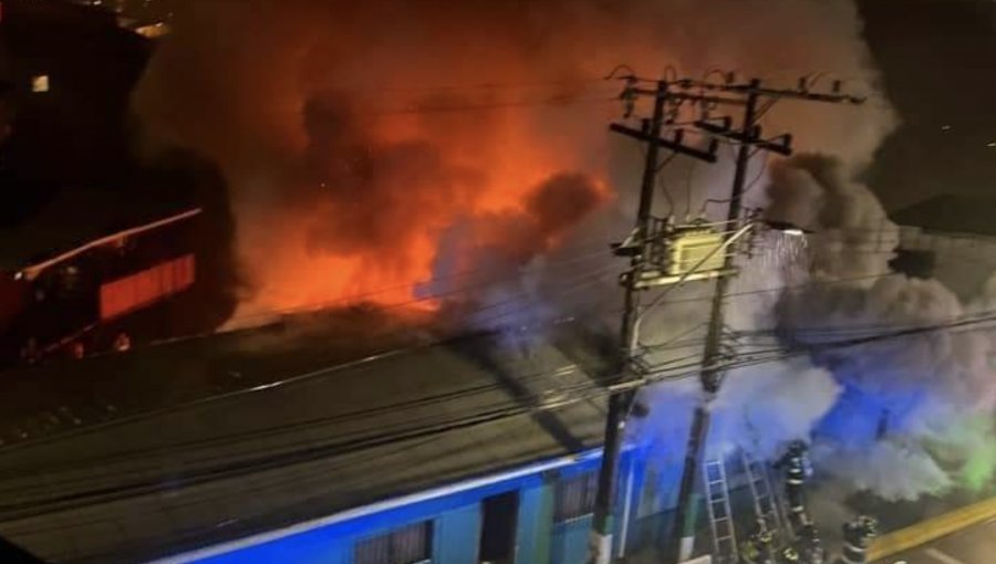 Seis viviendas consumió un incendio en el cerro Toro de Valparaíso: cuatro bomberos resultaron lesionados en el combate al fuego