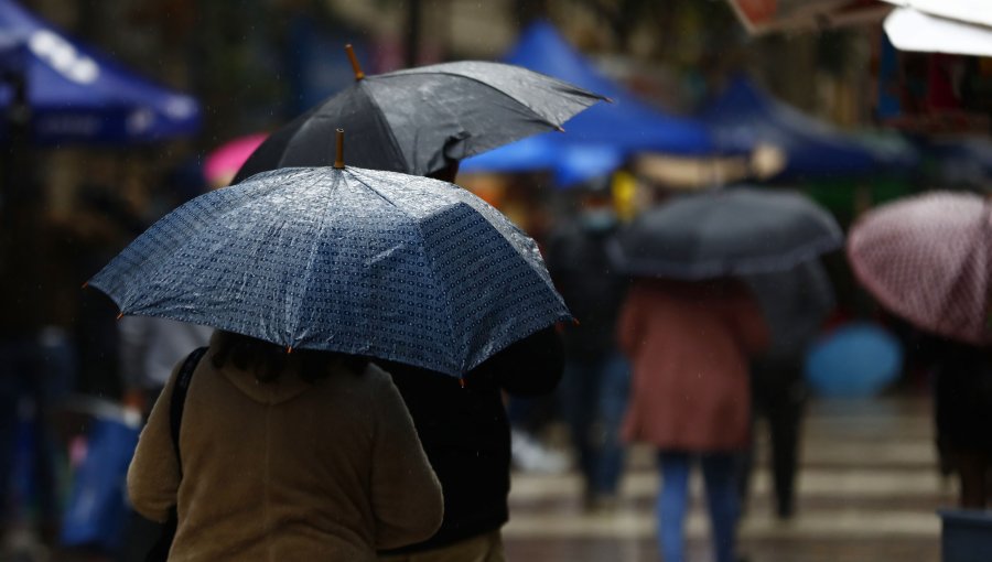 Onemi sugirió evitar traslados en "grandes ciudades" a raíz del intenso sistema frontal