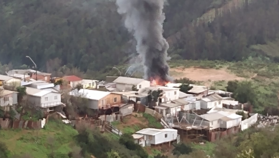 Nueva emergencia en Valparaíso: Casa habitación resulta quemada por incendio estructural en el cerro San Roque