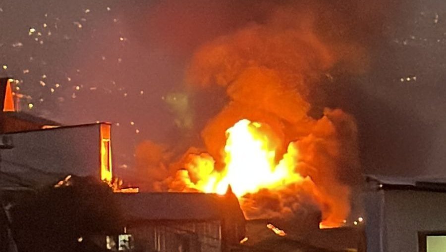 Incendio consume completamente una vivienda de dos pisos en el cerro Larraín de Valparaíso