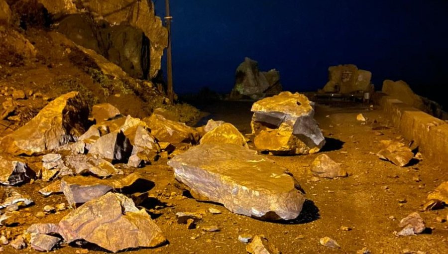 Fuertes lluvias provocaron deslizamiento de rocas a la altura de la Casa de Piedra en Concón
