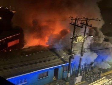 Seis viviendas consumió un incendio en el cerro Toro de Valparaíso: cuatro bomberos resultaron lesionados en el combate al fuego