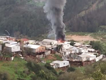 Nueva emergencia en Valparaíso: Casa habitación resulta quemada por incendio estructural en el cerro San Roque