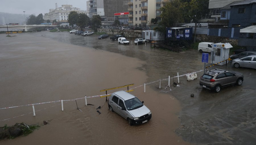 Automóviles quedaron atrapados en el estero Marga Marga tras incremento del caudal producto de intensas lluvias en Viña del Mar