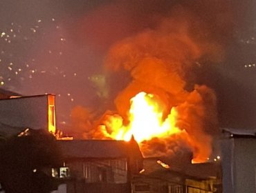 Incendio consume completamente una vivienda de dos pisos en el cerro Larraín de Valparaíso