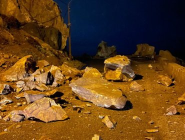 Fuertes lluvias provocaron deslizamiento de rocas a la altura de la Casa de Piedra en Concón