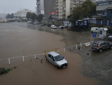 Automóviles quedaron atrapados en el estero Marga Marga tras incremento del caudal producto de intensas lluvias en Viña del Mar