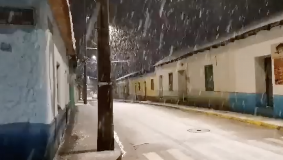 Caída de nieve sorprendió a los habitantes del sector urbano de Combarbalá: Onemi Coquimbo actualizó su Alerta Amarilla
