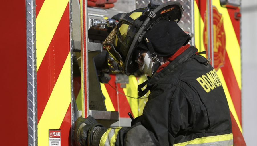 Incendio afectó a dos viviendas en el sector sur de Quilpué: fuerte viento propagó la emergencia hacia el segundo inmueble