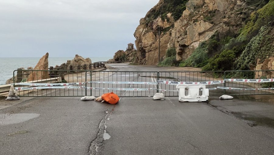 Suspendido se mantiene el tránsito vehicular en la Av. Borgoño de Concón tras caída de rocas de gran tamaño sobre el pavimento