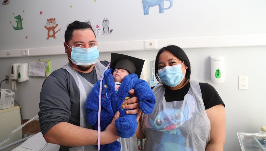 Bebé prematuro que llegó a pesar 370 gramos fue dado de alta luego de 100 días en el Hospital Van Buren de Valparaíso