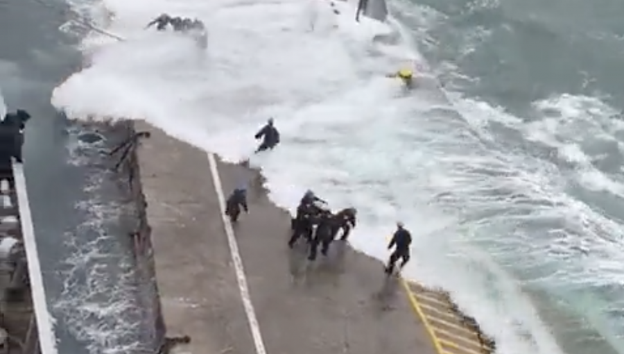 Impactante registro muestra a marinos siendo golpeados por fuertes marejadas en el Molo de Abrigo de Valparaíso