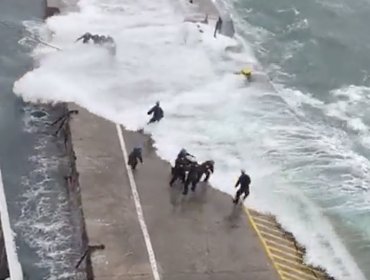 Impactante registro muestra a marinos siendo golpeados por fuertes marejadas en el Molo de Abrigo de Valparaíso