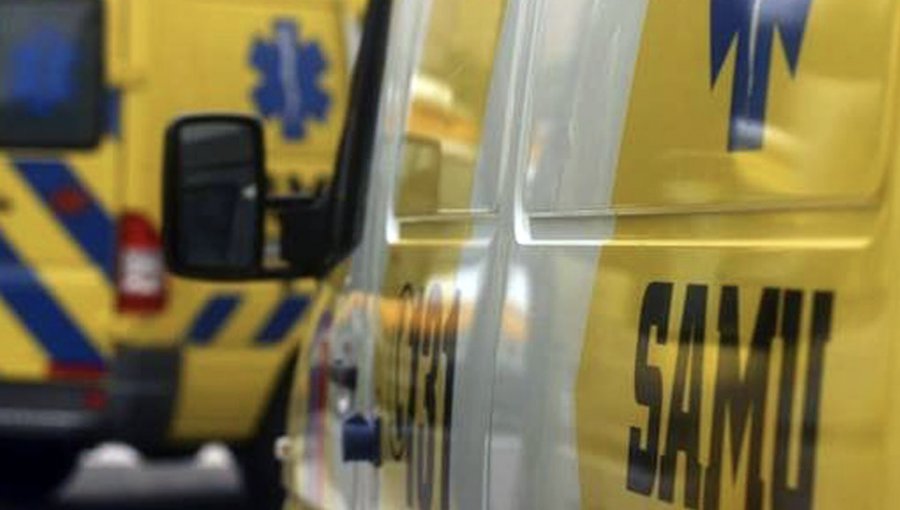 Dos lesionados deja accidente de tránsito en la entrada del Troncal Sur en Viña del Mar: automóvil cayó a una zanja