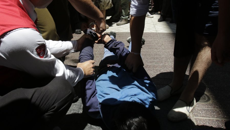 Detención ciudadana termina con delincuente herido en Santiago: intentó robar un celular a transeúnte