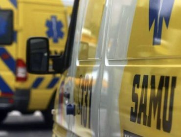 Dos lesionados deja accidente de tránsito en la entrada del Troncal Sur en Viña del Mar: automóvil cayó a una zanja