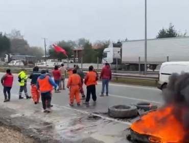 Trabajadores cortan tramo de la ruta 5 Sur en Mariquina por ataques incendiarios en Máfil y Lanco