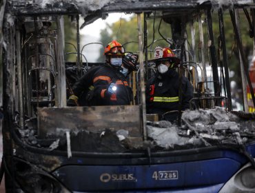 Cinco antisociales encapuchados quemaron bus del transporte público en Pedro Aguirre Cerda